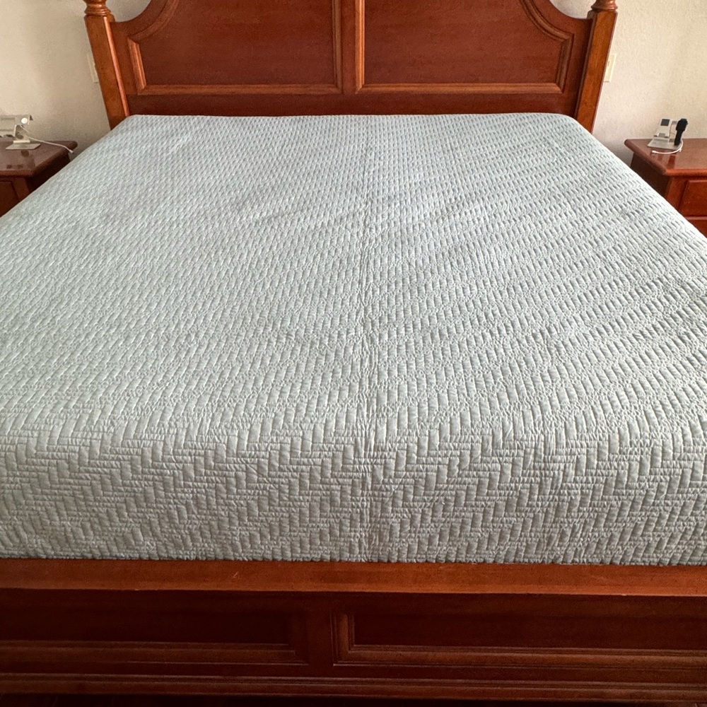 King Size Quilt & (2) King Size Pillow Shams